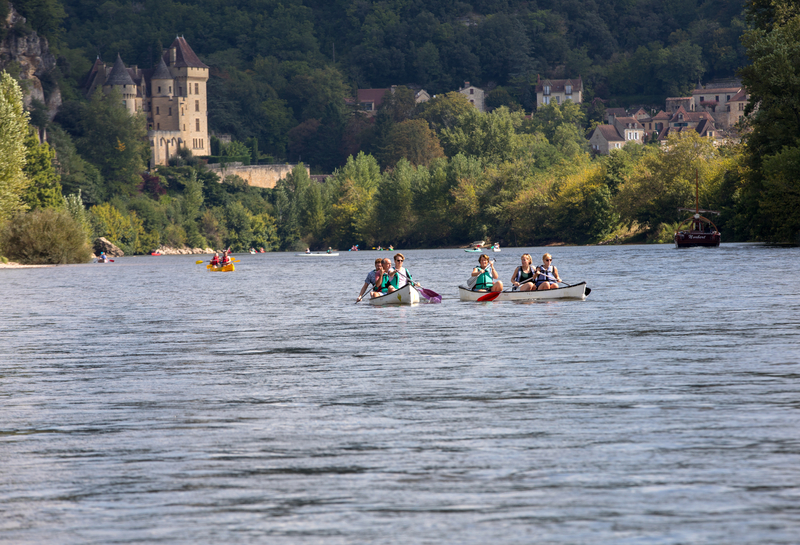 Family canoeing on Dordogne river in La Roque-Gageac, Aquitaine, France © Wieslaw Jarek | Dreamstime.com